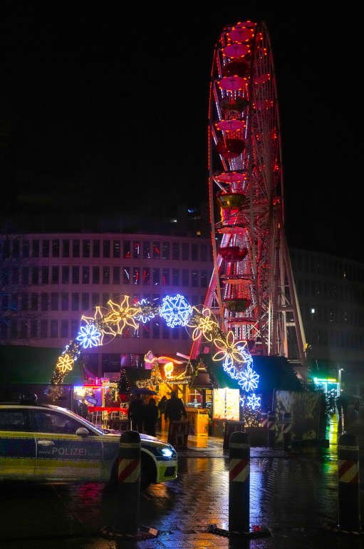 Weihnachtsmarkt und Funkstreifenwagen (Foto: Holger Knecht)