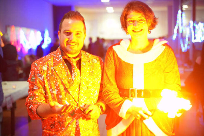 Professor Johann Seibert und Professorin Sabine Becker laden ein zur festlich-funkelnden Weihnachtsvorlesung. (Foto: Leon Richter)