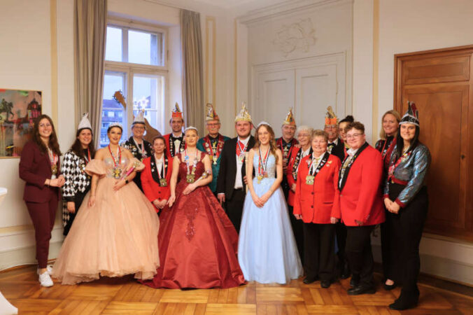 Vertreterinnen und Vertreter der Landauer Karnevalsvereine sind mit ihren Hoheiten zu Gast im Landauer Rathaus. (Quelle: Stadt Landau)