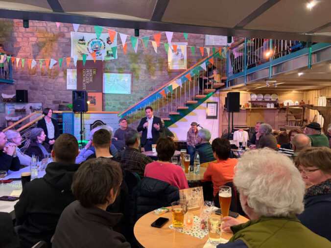 SGD Süd-Präsident Hannes Kopf eröffnet am irischen Abend im Auswanderermuseum Oberalben die Ausstellung „Die irische Pfälzer Geschichte“. (Foto: SGD Süd)