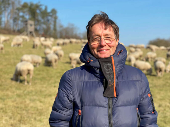 Projektleiter Helmut Schuler unterwegs auf Beweidungsflächen. (Foto: Biosphärenreservat Pfälzerwald-Nordvogesen/Franziska Keller)