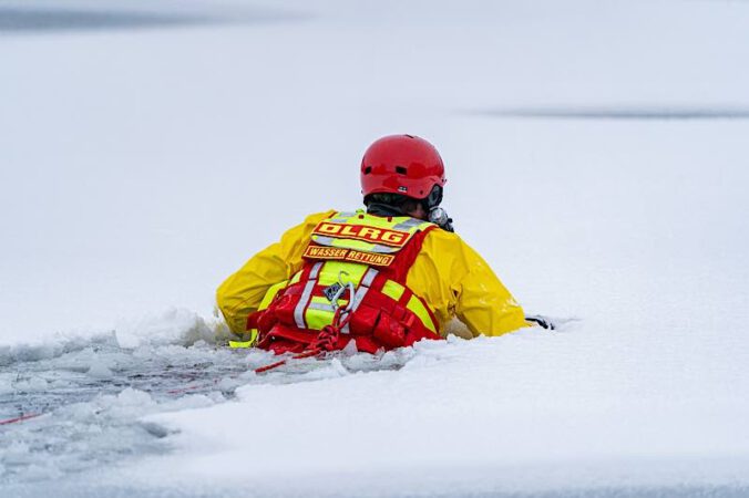 DLRG Übung zur Eisrettung (Foto: DLRG e.V./Foto: Daniel-André Reinelt)