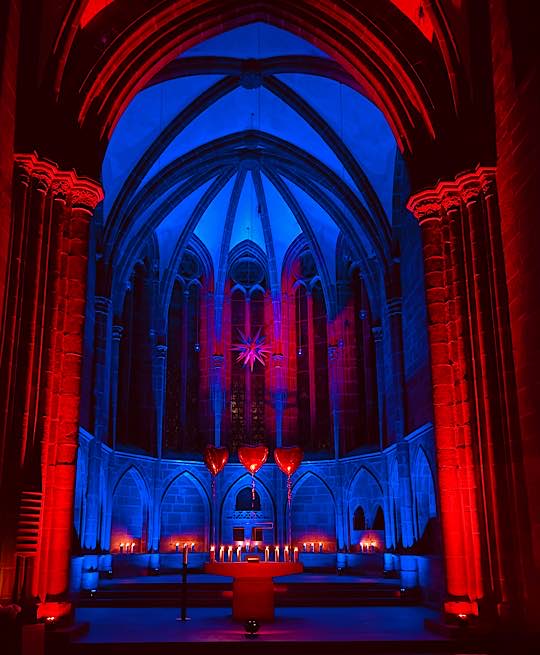 Die illuminierte Stiftskirche (Foto: Stefan Bergmann)