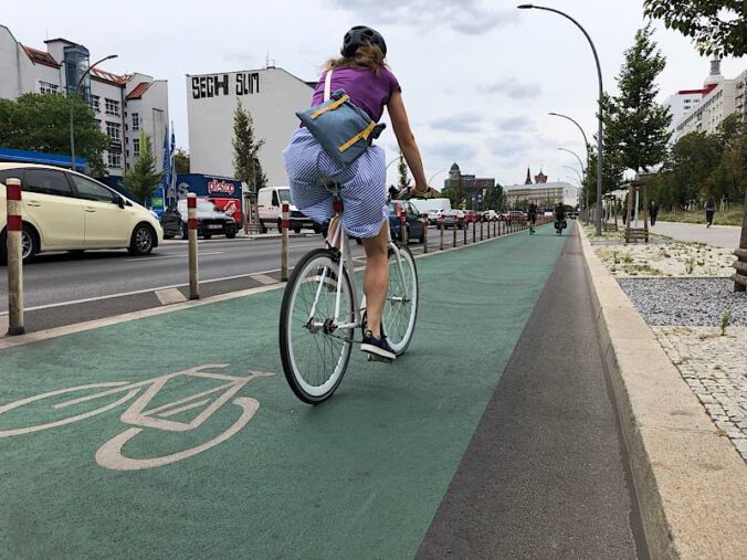 Radfahrerin auf einem geschützten Radstreifen (Foto: ADFC/Krone)
