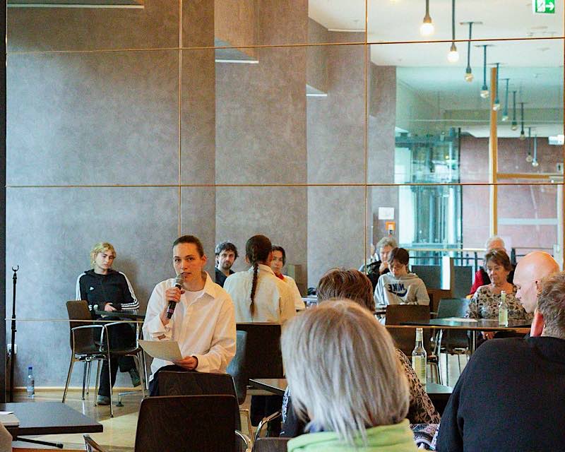 Tamara Goehringer bei einer Performance von „i would rather be a plant (itai itai itai)“. (Quelle: Vlada Shcholkina)