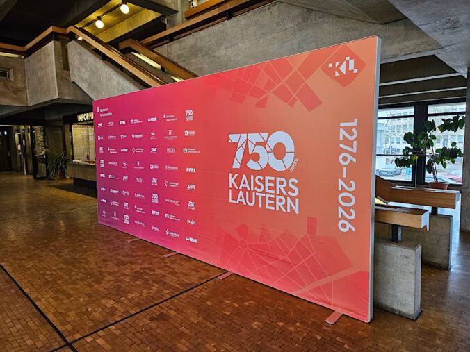 Die Fotowand im Rathaus (Foto: Stadt Kaiserslautern)