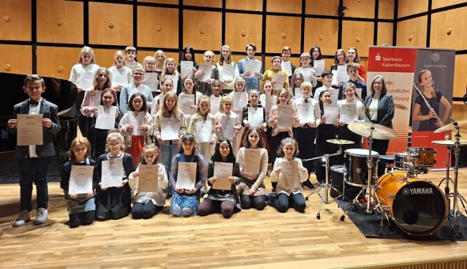 Siegerinnen und Singer des Regionalwettbewerbs (Foto: Gülcin Onat / Kreisverwaltung Kaiserslautern)