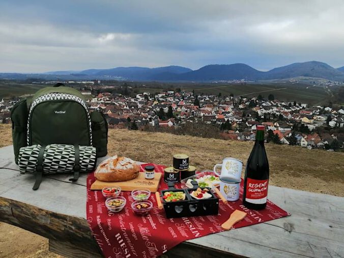 Winterpicknick Angebot von "Events mit Biss" im Weingut H.u.C. Wolf in Edesheim am Picknickplatz Kleine Kalmit bei Ilbesheim (Foto: Carolin Wolf)
