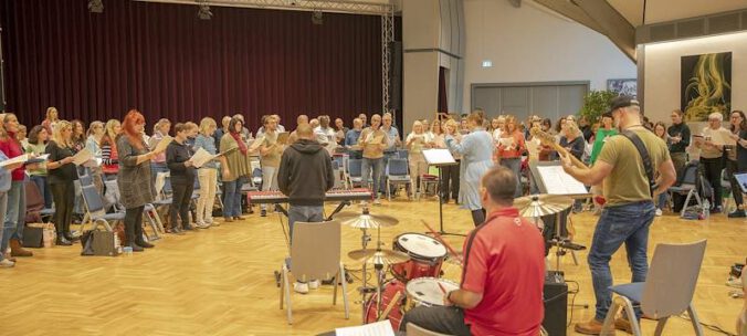Proben mit viel Spaß und Engagement (Foto: Manfred Ehrhardt/Chorwerk)
