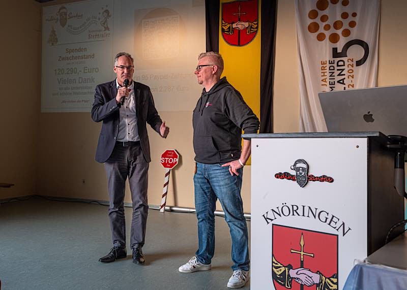 Landrat Dietmar Seefeldt (links) unterstützt die Santas mit Patrick Kuntz (rechts) gerne. (Foto: Rolf-Epple-Stiftung)