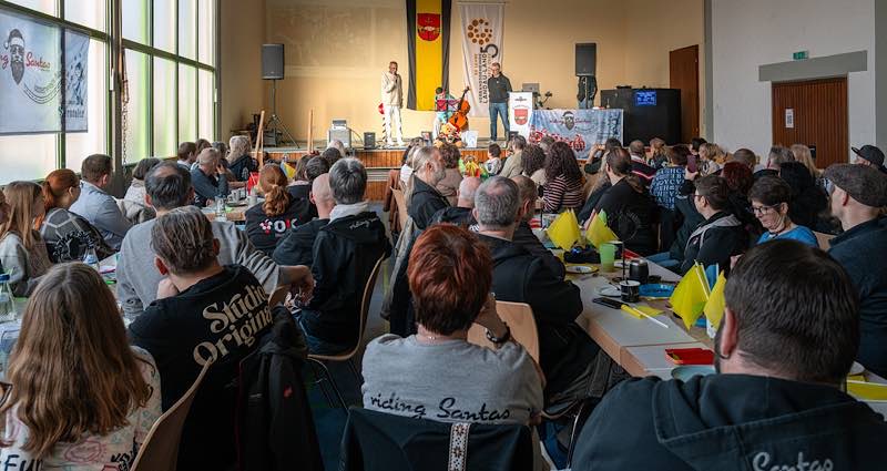 Gefüllte Turnhalle in Knöringen zur Scheckverkündung der 10 Sterne Tour 2025 (Foto: Rolf-Epple-Stiftung)