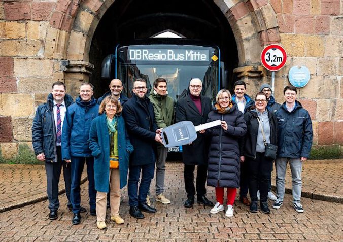 OB Stefanie Seiler erhält symbolisch den Schlüssel für den Bus bzw. einen Miniaturbus (Foto: VRN GmbH)