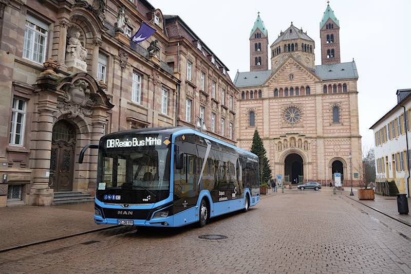 E-Bus vor dem Speyerer Dom (Foto: VRN GmbH)