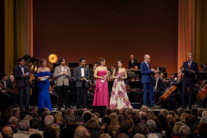 Die sechs Solisten des Emmerich Smola Förderpreises 2026 in der Jugendstil-Festhalle am 17.01.2026. (Quelle: Stadtholding Landau in der Pfalz GmbH, Fotografie: Christian Maggio – Blickwinkel Team)
