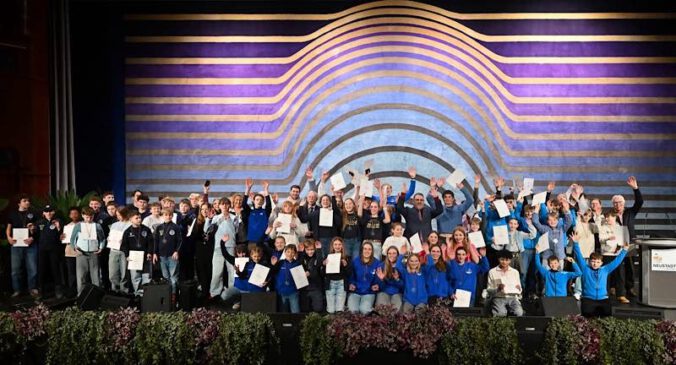 Gruppenfoto mit OB Weigel auf der Bühne des Saalbaus. (Foto: Kai Mehn)