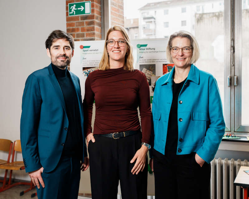 Anna Katharina Rapp (Bildmitte), Leiterin gesellschaftliches Engagement bei BASF, stellt Sven Teuber, Minister für Bildung des Landes Rheinland-Pfalz, und Dr. Katja Scharpwinkel, Vorstandsmitglied der BASF SE und Standortleiterin Ludwigshafen, AGs aus dem Ganztagskonzept vor. Im Projekt "Gemeinsam den Ganztag gestalten" bringt BASF mit Partnern zusätzliche Angebote für den Nachmittag an 17 Ludwigshafener Grundschulen.“ (Foto: BASF/Andreas Henn)