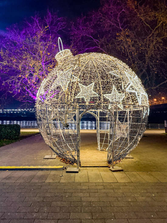 Die Weihnachtskugel am Rheinufer (Foto: Holger Knecht)