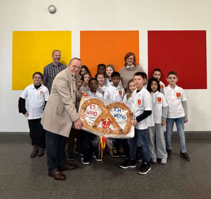 Überbringung der Neujahrsbrezel (Foto: Stadt Ludwigshafen)