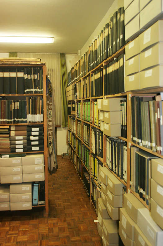 Das Archivgut im ehemaligen Erlenbrunner Rathaus wird derzeit an den neuen zentralen Standort in die Messehalle verlegt. (Foto: Sammlung Stadtarchiv)