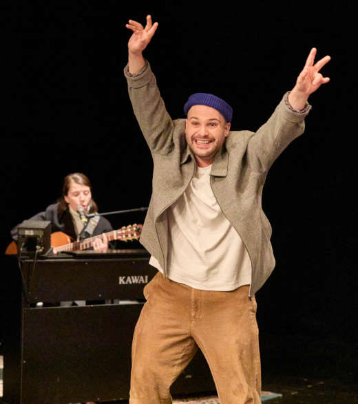 Philipp Adam und Salma Kiem in „All das Schöne“ (Foto: Pfalztheater Kaiserslautern / Thomas Brenner)