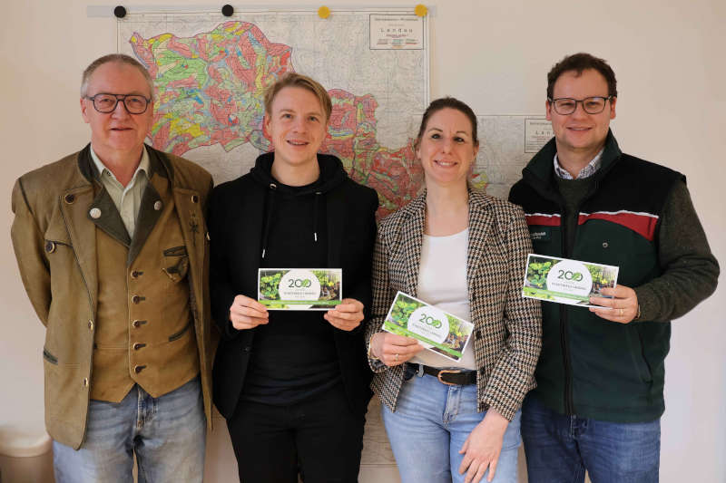 Revierleiter Christian Schnepf, Bürgermeister Lukas Hartmann, StadtLeben-Geschäftsführerin Nina Ziegler und Forstamtsleiter Philipp Hannemann (v.l.n.r.). (Quelle: Stadt Landau)