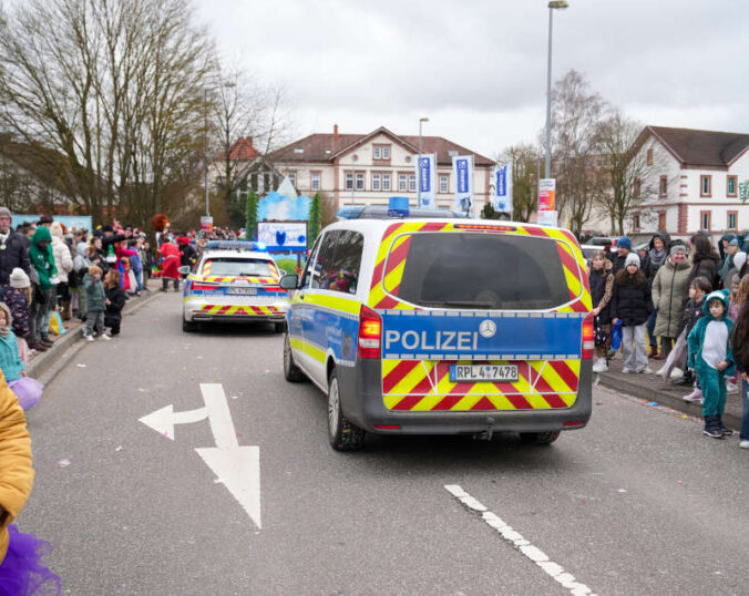 Polizeifahrzeuge bei einem Fastnachtsumzug (Foto: Holger Knecht)
