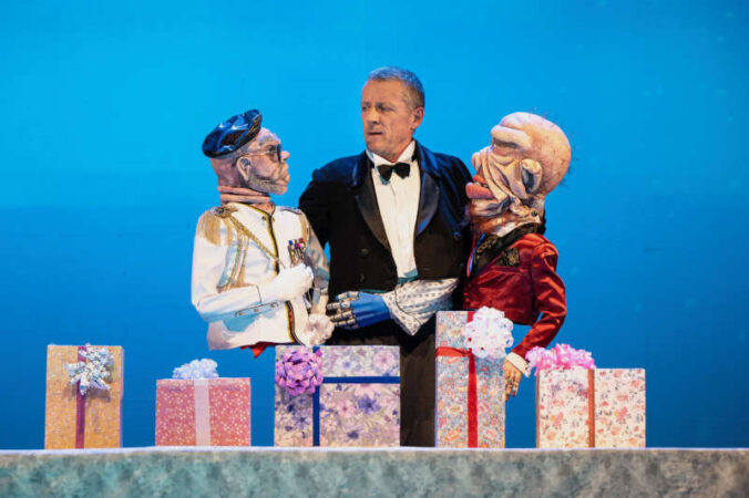 Figurentheater „Dr. Fischer aus Genf oder die Bomben-Party (Foto: Baraniak)