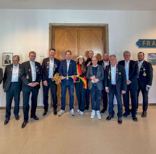 Vertreter des Stadtschlüsselvereins Frankenthaler Carneval Verein von 1820 e.V., Oberbürgermeister Dr. Nicolas Meyer und der Stadtvorstand. (Foto: Pressestelle FT)