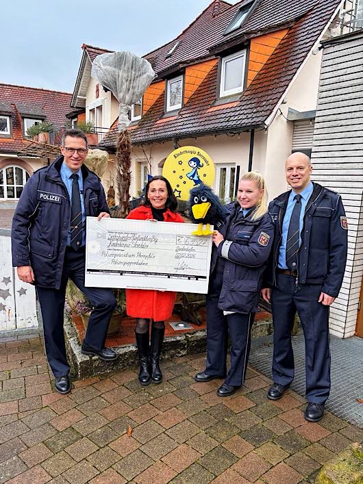 Die Spendenübergabe (Foto: Polizei RLP)