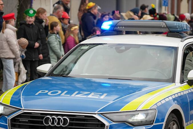 Symbolbild Polizei Fastnachtsumzug Fasching Fastnacht (Foto: Holger Knecht)