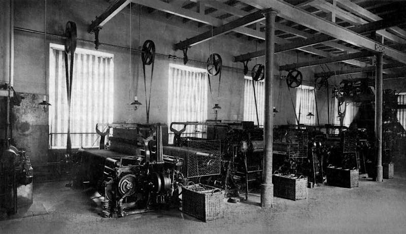 Innenaufnahme der Schule mit Maschinenpark (Weberei) (Foto: Wolfram Even)