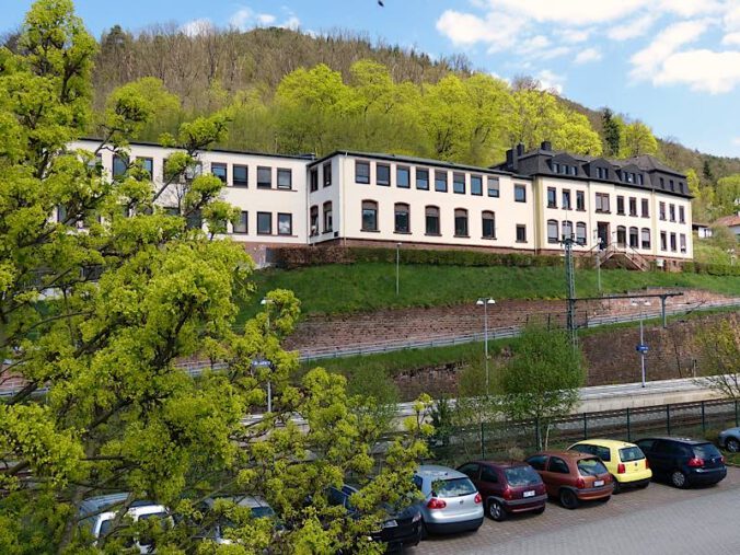 Ehemalige „Webschule“ auf dem Sommerberg, heute Verbandsgemeindeverwaltung Lambrecht (Foto: Gerald Lehmann)