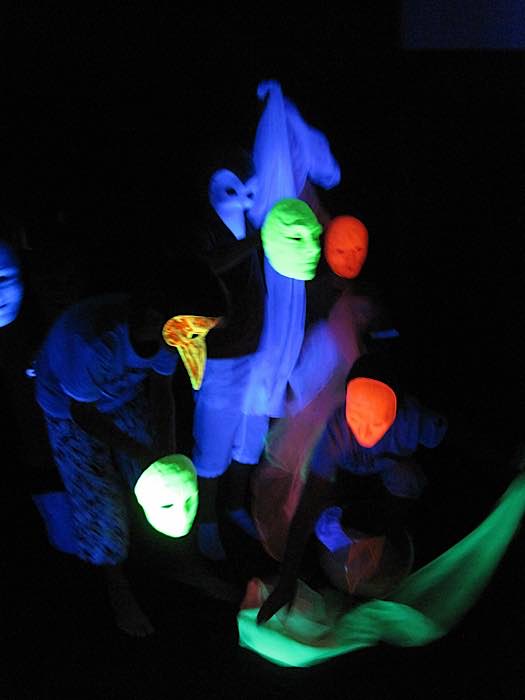 Schwebende Masken (Foto: Tine Duffing)