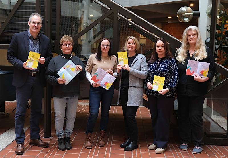 Präsentieren das Programm 2026 von „Brot und Rosen“ (von rechts): Die Gleichstellungsbeauftragten Inge Keller (VG Annweiler am Trifels), Nicole Kruppenbacher (VG Offenbach an der Queich), Isabelle Stähle (Kreis SÜW), Sandra Hubert (VG Landau-Land) und Marita Rothmann (VG Bad Bergzabern) mit Landrat Dietmar Seefeldt. Auf dem Foto fehlt Stephanie Heikamp (VG Herxheim). (Foto: KV SÜW)