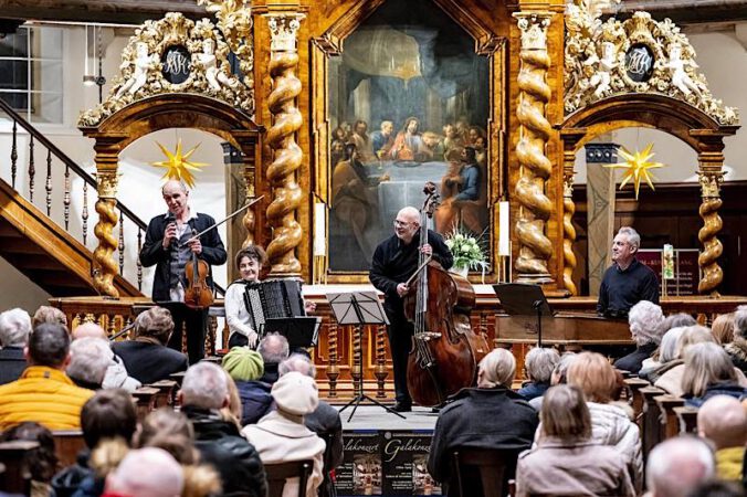 Colors of Invention auf der Bühne in der Dreifaltigkeitskirche. Von links: Gilles Apap, Myriam Lafargue, Philippe Noharet, Ludovit Kovac. (Foto: Klaus Venus/Rotary Club Speyer)