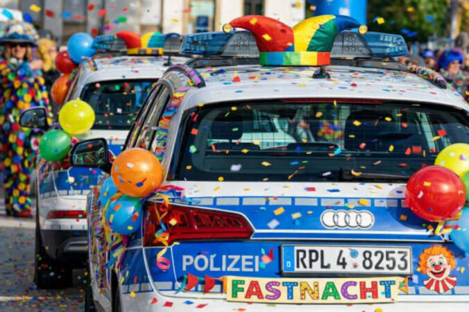 Symbolbild Polizeifahrzeuge Fastnacht Fasching (Foto: Holger Knecht/KI)