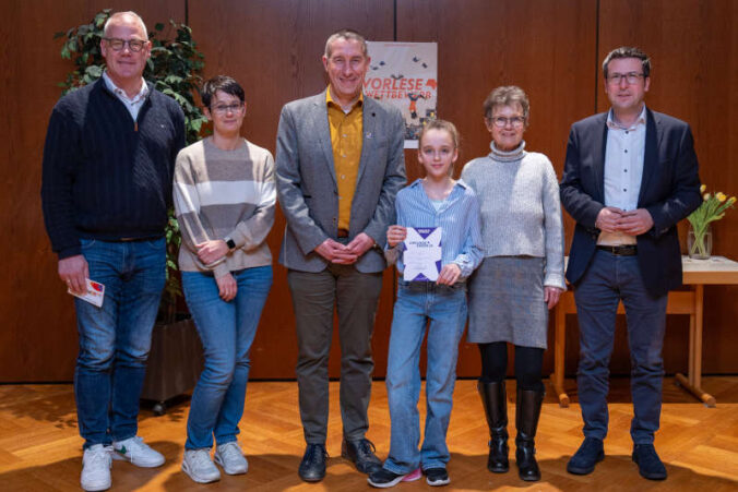 Die Siegerin Lilli Altherr mit (v.l.) Ralf hechler, Stefanie Amann, Jan Schneider, Doris Koch und Marcus Klein. (Foto: Verbandsgemeindeverwaltung Ramstein-Miesenbach)