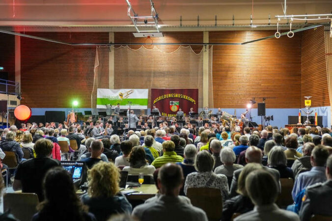 Das Ausbildungsmusikkorps der Bundeswehr in der VG-Halle Meckenheim (Foto: Holger Knecht)