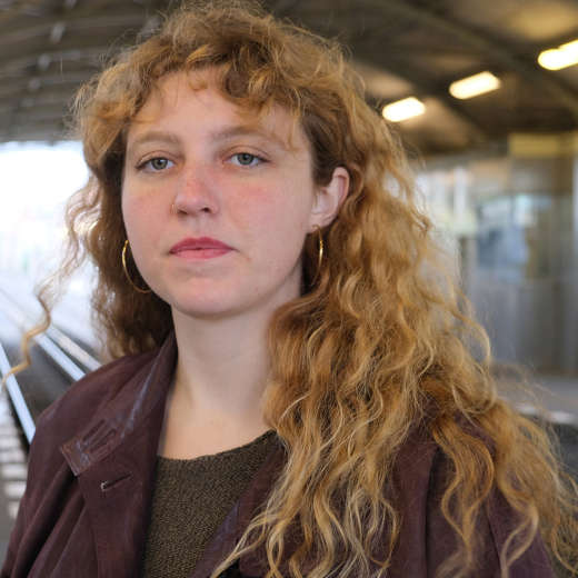 Ruth Fuentes moderiert den Abend mit Ralf Fücks und Tijan Sila. (Quelle: Axel Bradatsch)