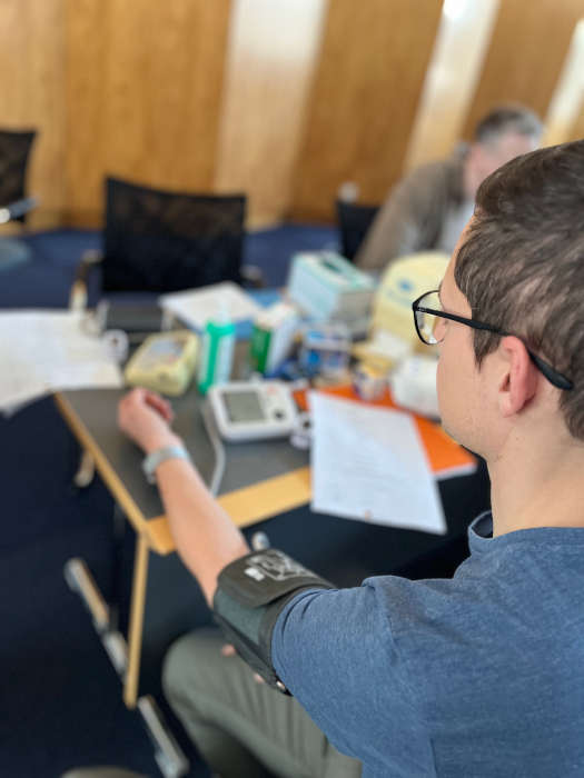 Auch Blutdruckmessen gehörte zu den zahlreichen Angeboten beim Tag der offenen Tür des Gesundheitsamts Südwestpfalz, ebenso wie ein Seh- und ein Reflextest. (Foto: Kreisverwaltung Südwestpfalz)