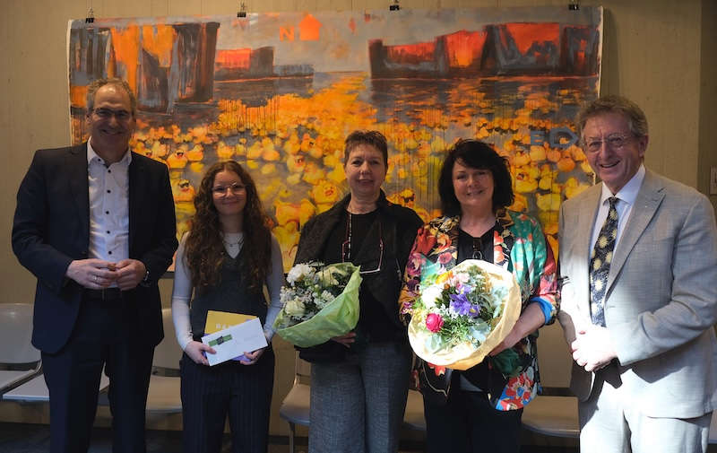 Bei der Vernissage (von links): Landrat Dietmar Seefeldt, Leni Hornbach, Schülerin der Kreismusikschule SÜW, Künstlerin Olga David, Künstlerin Vera Allmann-Stübinger sowie Peter Kusenbach, der in die Ausstellung einführte. (Foto: KV SÜW)