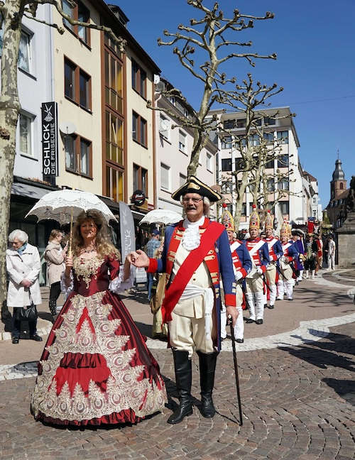 Auf dem Weg zum Schloßplatz: Landgraf Ludwig IX. und seine Gemahlin Caroline, begleitet von der CVP-Grenadiergarde. (Foto: Stadt Pirmasens / Sabine Reiser)