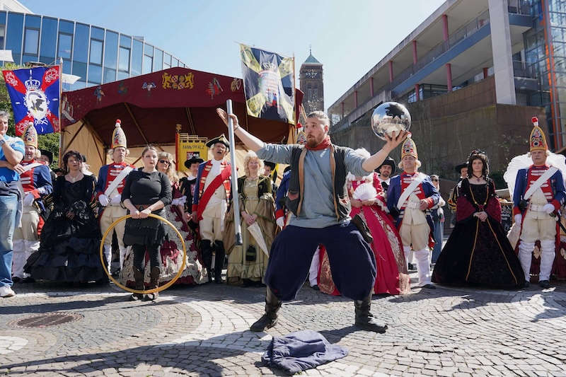 Zur festlichen Tafeley sorgen Spielleute und Gaukler für kurzweilige Unterhaltung der Gäste. (Foto: Stadt Pirmasens / Sabine Reiser)