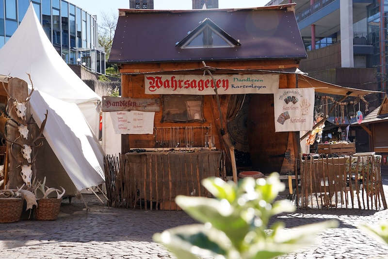 Gegen einen kleinen Obolus blickt die Wahrsagerin in die Glaskugel oder legt die Karten. (Foto: Stadt Pirmasens / Sabine Reiser)