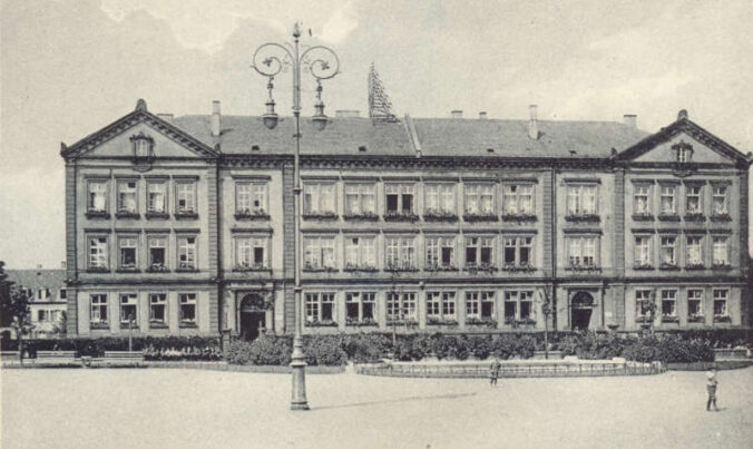 Ehemaliges Exerzierplatzschulhaus, heute Sitz der Stadtverwaltung Pirmasens. (Foto: Stadtarchiv Pirmasens)