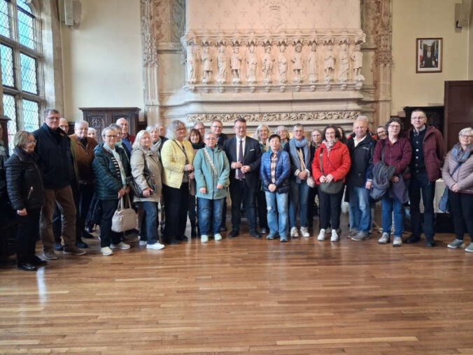Die Reisegruppe zu Gast im Rathaus von Saint-Quentin mit dem Beigeordneten Alexis Grandin (Mitte). (Foto: Stadt Kaiserslautern)
