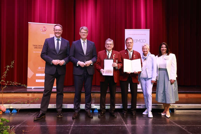 Der Musik- und Unterhaltungsverein Lauschied wird mit der Pro-Musica-Plakette für 100-jähriges Wirken ausgezeichnet (Foto: Rolando de Sousa)