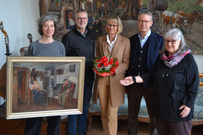 Nach vielen Jahrzehnten zurück in Landau: Lena Sommer (links), Christian Freichel-Tworeck (2.v.l.), 1. Vorsitzende des Strieffler Vereins, und dessen Stellvertreterin Siggi Weyers (rechts) durften jetzt Heinrich Striefflers Gemälde „Pfälzische Bauernstube in Nußdorf“ als Dauerleihgabe vom Ehepaar Thorhauer entgegen nehmen. (Quelle: Stadt Landau)