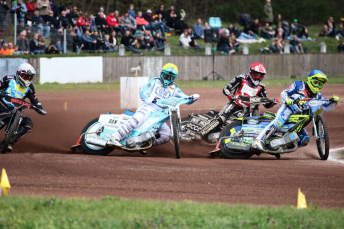 Erik Riss (Mitte, heller Anzug) (Foto: MSV Herxheim)