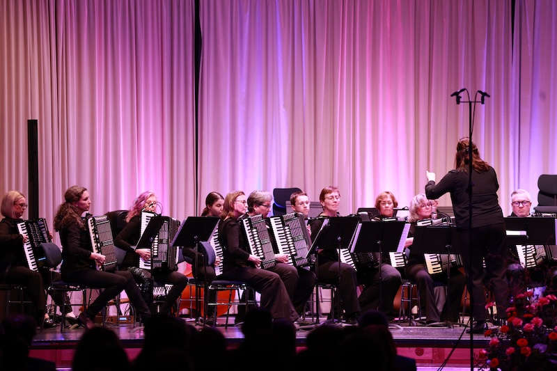 Das Ensemble AkkoNEO DHV Landes-Projektorchester Rheinlandpfalz brachte das Musikinstrument des Jahres 2026, das Akkordeon, auf die Bühne des Festkonzerts. (Foto: Rolando de Sousa)